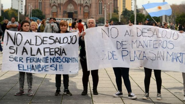 conflicto, tension y marcha: los manteros ahora se movilizaron frente a la municipalidad
