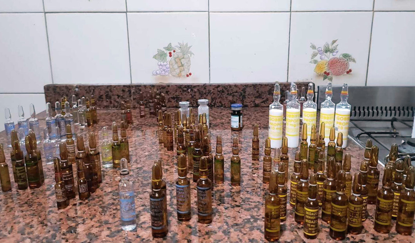 Droga en la casa del enfermero muerto