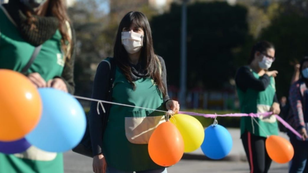 CADIs y maternales se unieron en un abrazo simbólico para impedir cierres en La Plata