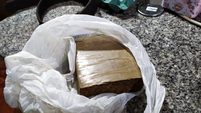 un chico de 14 anos baleado, policias atacados y droga incautada en un barrio de la plata