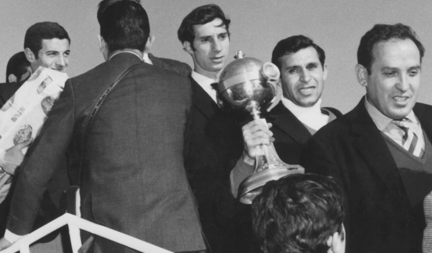 Estudiantes Copa Libertadores Trofeo Zubeldía.png