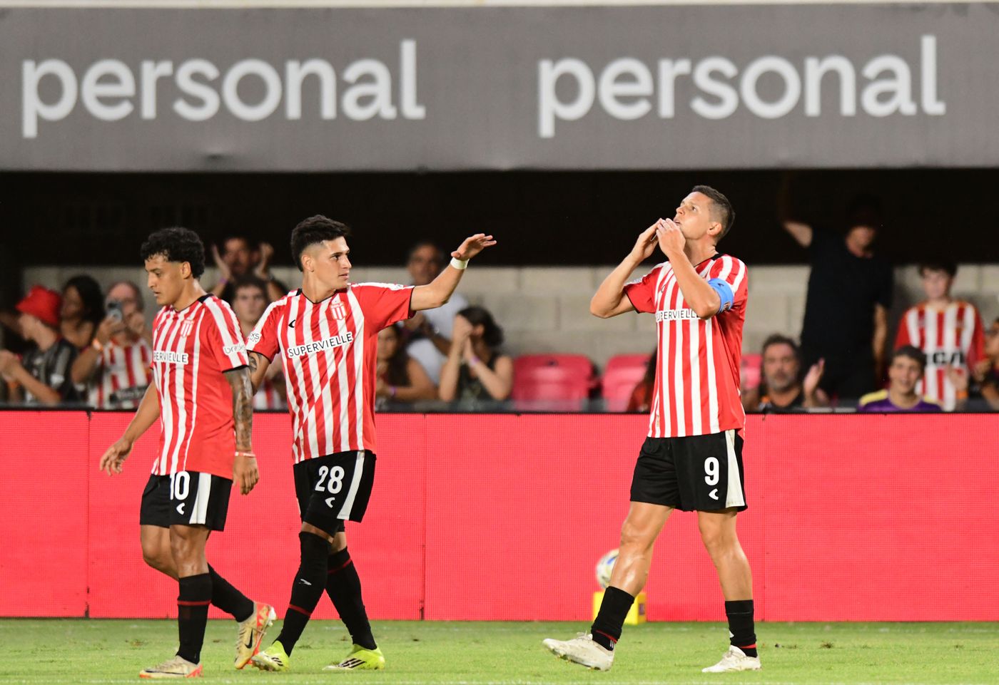 Estudiantes Riestra Carrillo Gol festejo  (2)