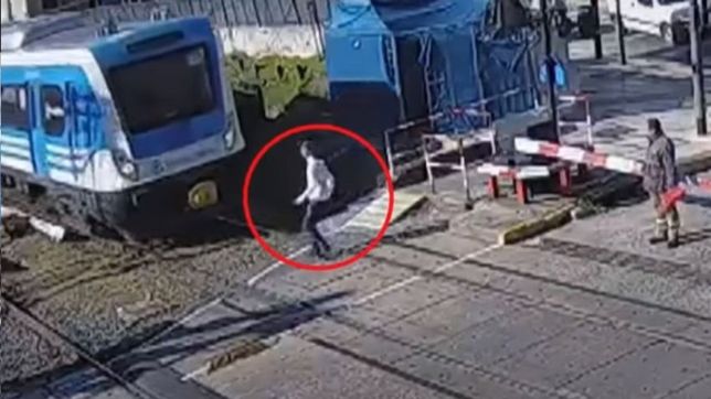 video: quiso tirarse abajo de un tren pero el motorman freno a tiempo