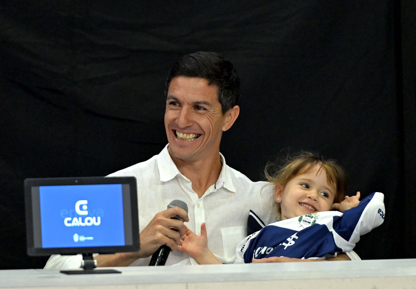 Nacho Fernández presentación Gimnasia HIja Olivia
