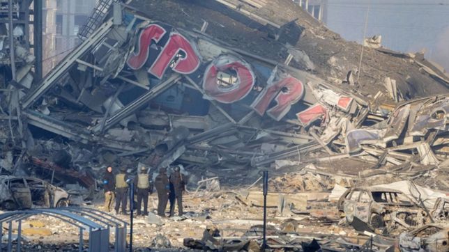 videos: estremecedor bombardeo en un shopping de ucrania deja al menos ocho muertos