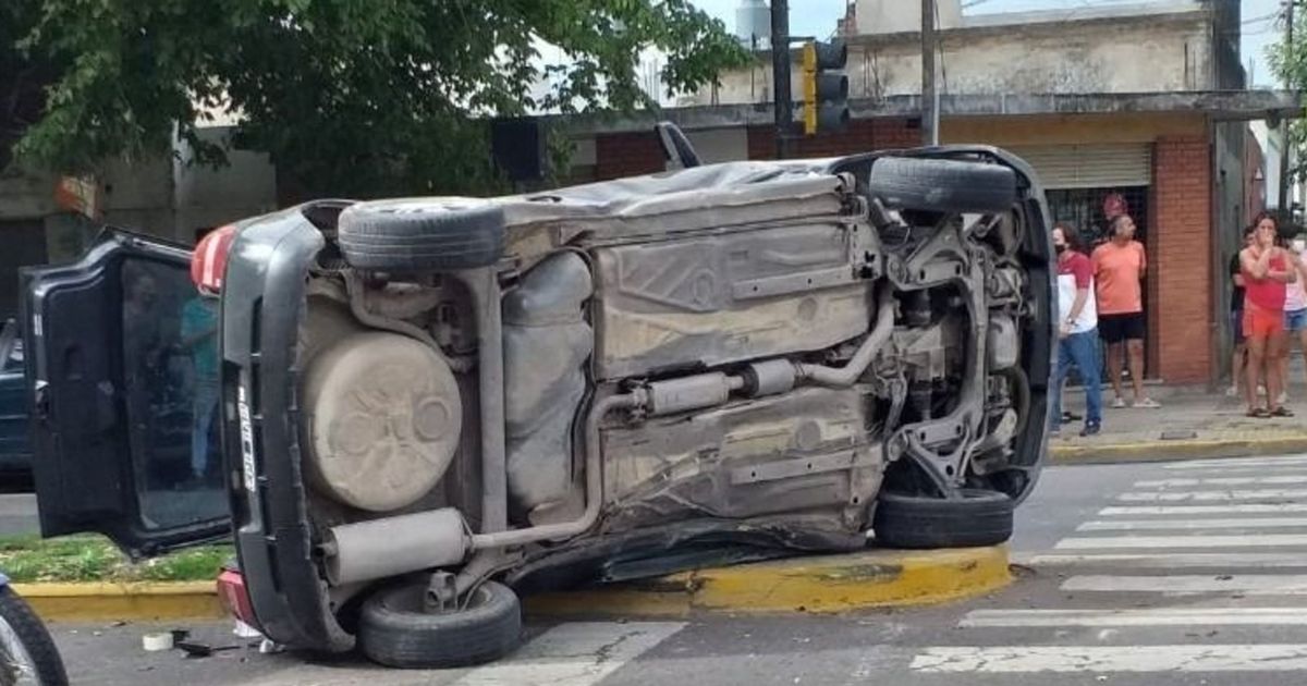 Violento choque y vuelco con dos chicos heridos en La Plata