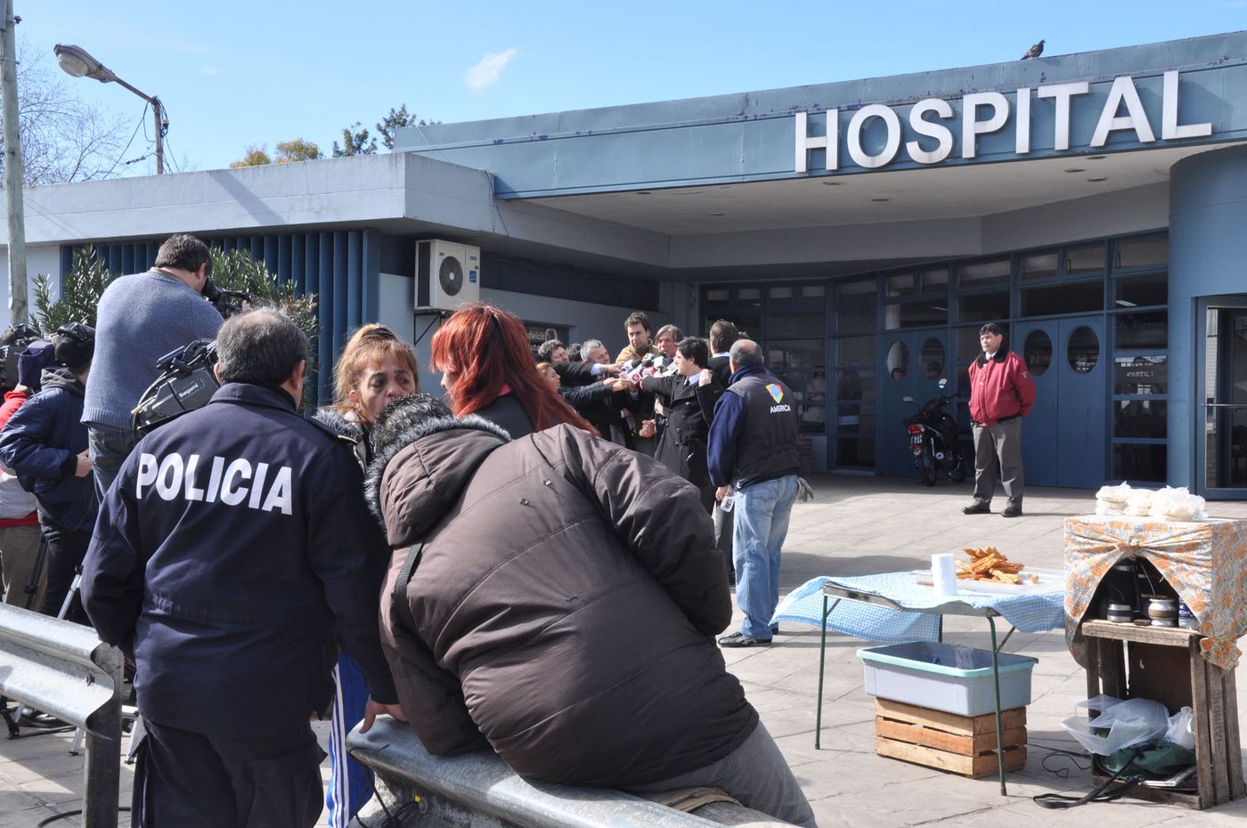 El Hospital de Gonnet, epicentro noticioso tras la salidera. En la imagen el abogado Fernando Burlando en rueda de prensa
