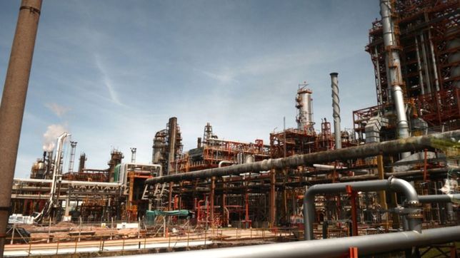 video: la impresionante imagen que muestra la planta de ypf desde el aire