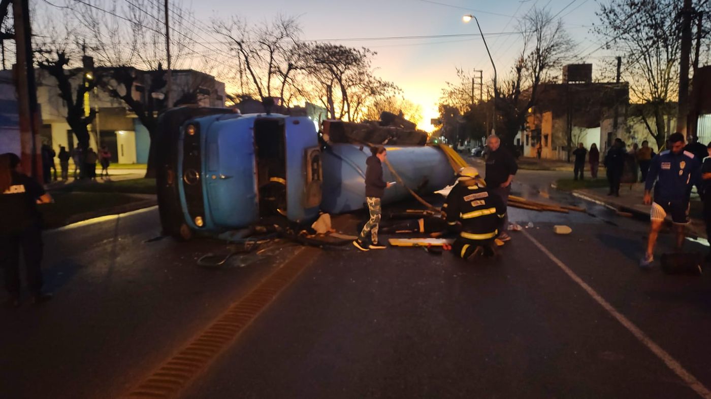 El chofer del camión que volcó en el límite de Berisso y Ensenada es atendido por médicos del SAME
