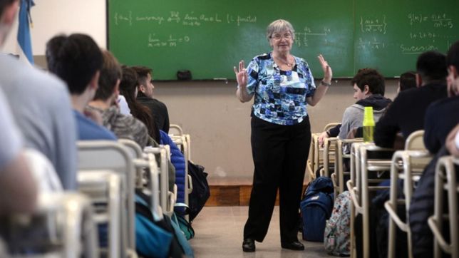 la emocion de la docente furor en youtube tras la multitudinaria clase abierta en la unlp