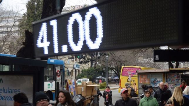 crisis cambiaria: el dolar toco los $41 en la plata, pero cerro en $37,40