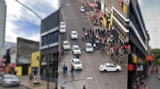 violentos incidentes en pleno centro de la plata entre hinchas de estudiantes y universidad de chile