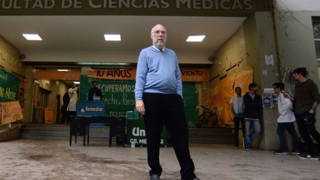 El decano de Medicina reconoció a los cautelados como egresados de la UNLP