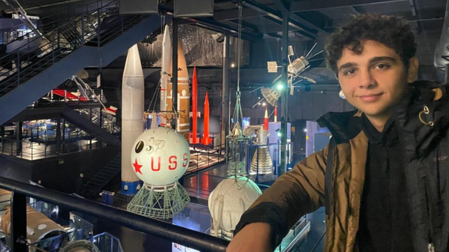 tiene 18 anos, suena con entrar al instituto balseiro y viajara a la nasa para planear una mision a marte