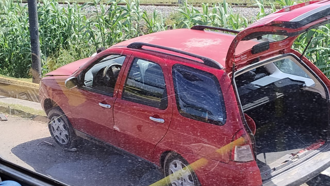 un auto despisto en camino centenario y afecto el transito