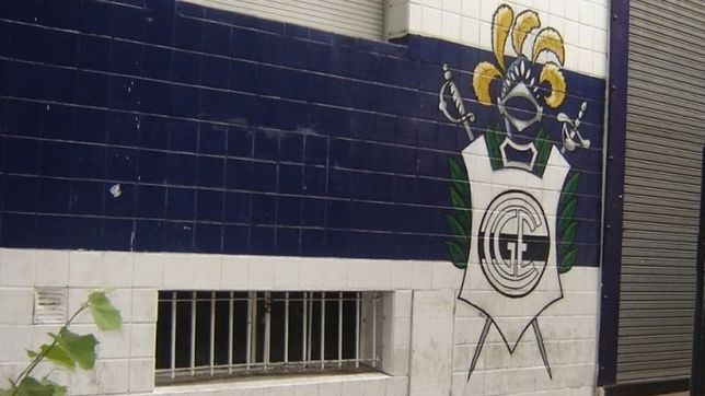 forzaron un acceso a la cancha de gimnasia de la plata para entrar a robar