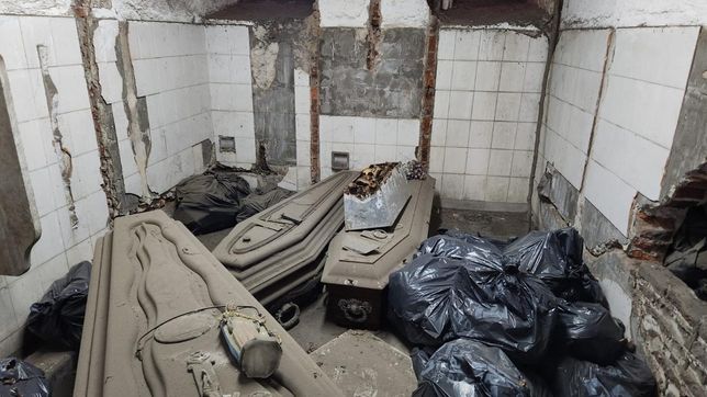 hallaron 500 ataudes abandonados y 200 bolsas con restos humanos en el cementerio de la plata