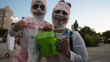 Los platenses coparon Plaza Moreno en una nueva Noche de Brujas sobre Ruedas Los platenses coparon Plaza Moreno en una nueva Noche de Brujas sobre Ruedas