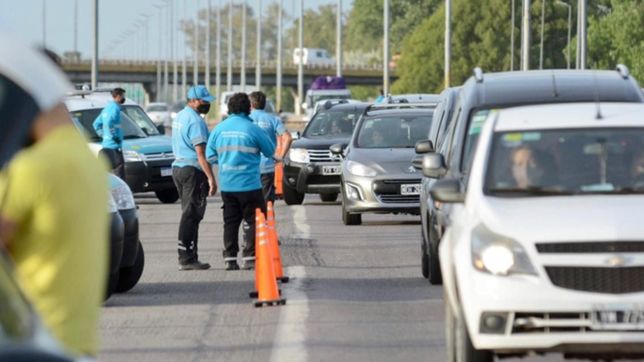 lluvia de billetes en la autopista: vi gente saltar al otro sentido para agarrar plata