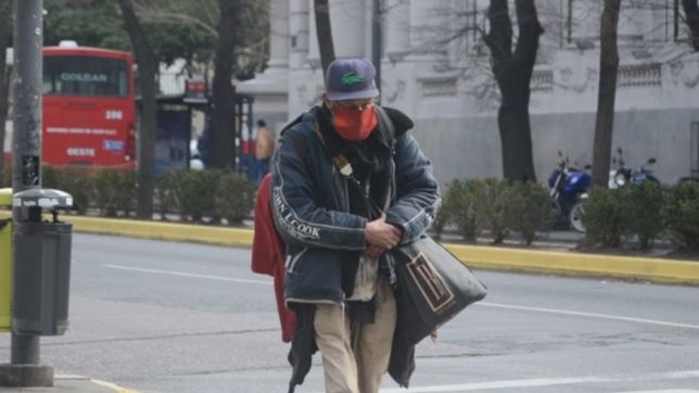 sigue la ola polar en la plata con un martes de mucho frio y cielo algo nublado