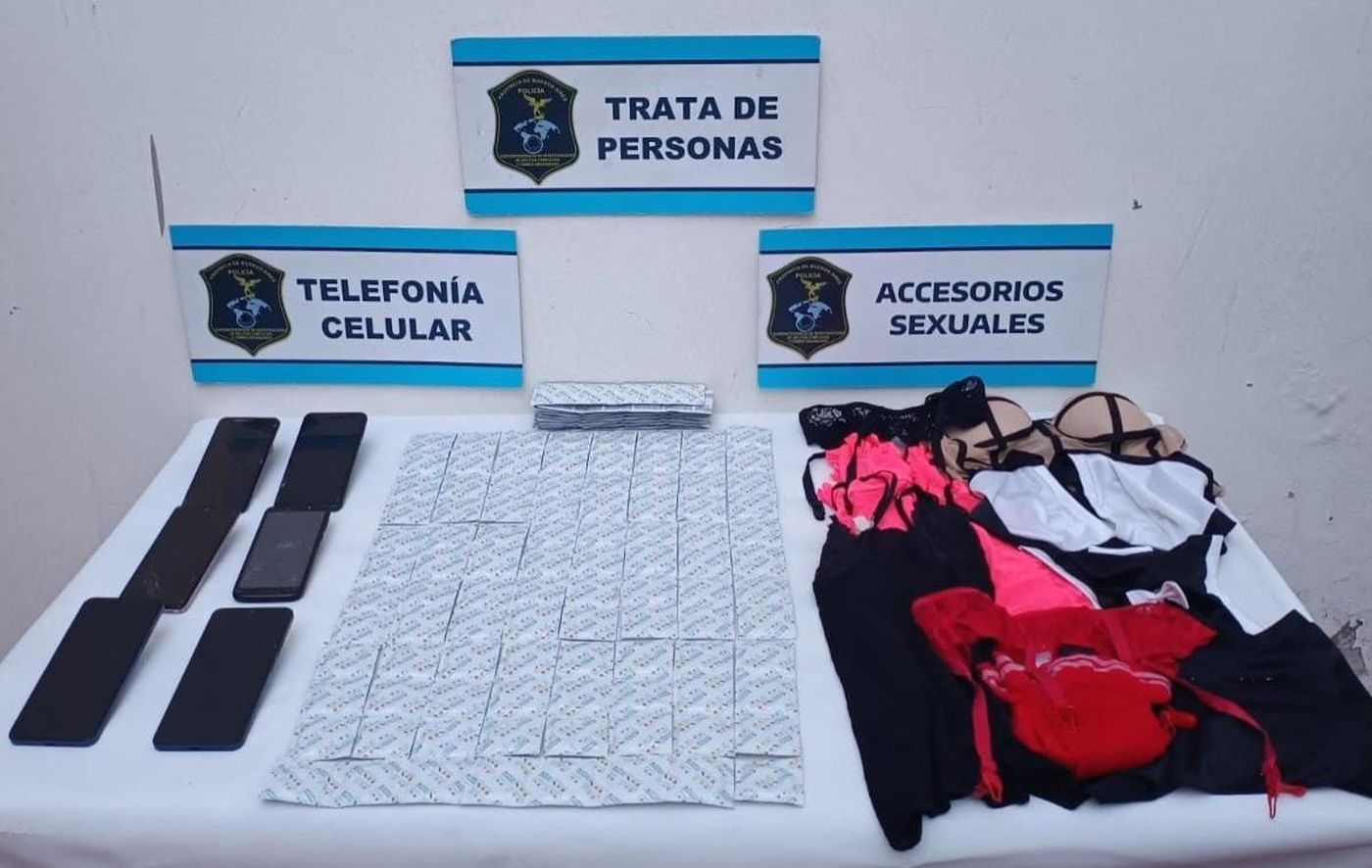 Secuestraron preservativos, ropa íntima y celulares que serán clave para avanzar con la investigación por trata de personas