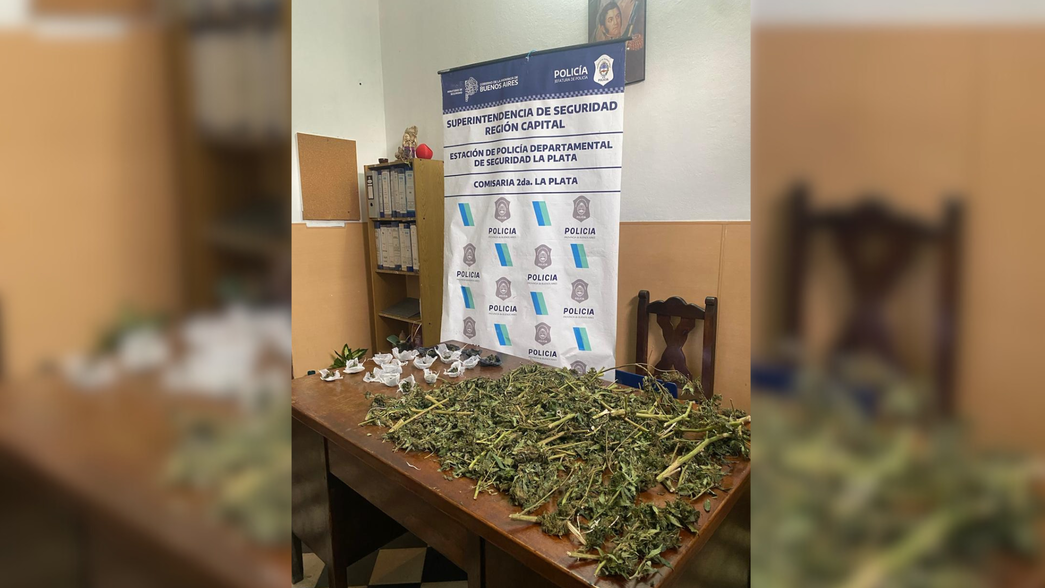 Detuvieron a un joven caminando por La Plata con una bolsa amarilla con 2,5 kg de marihuana