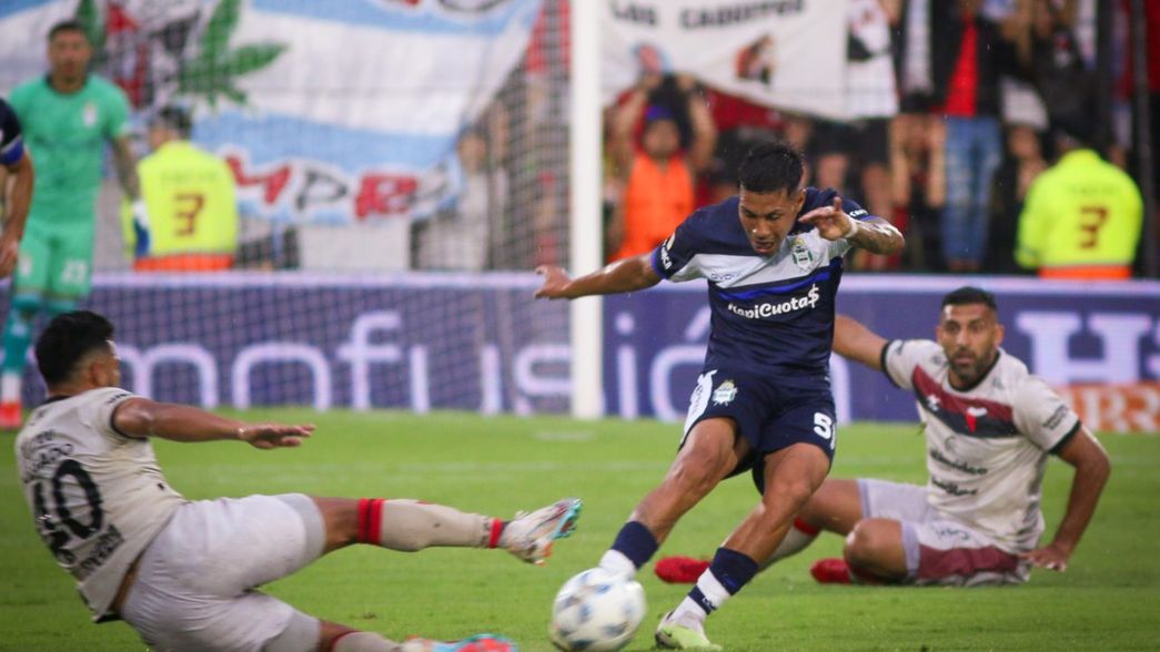 ¿En rebeldía?: Saravia sigue ausente mientras define su futuro