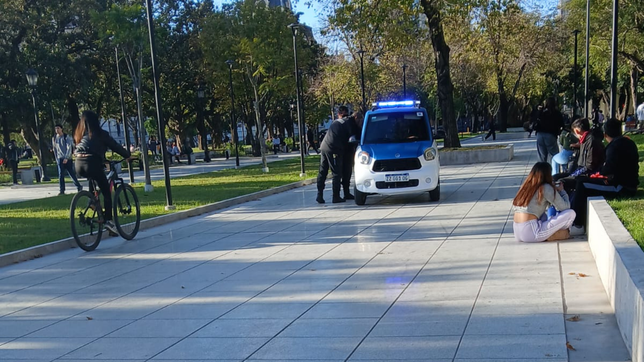 bajaron del tito para detener a un joven en plaza san martin, dejaron las llaves adentro y se quedaron afuera