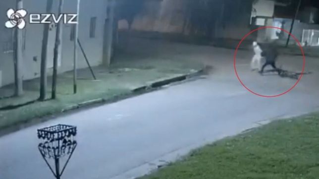 video: motochorros apunalaron a un joven durante un brutal asalto en la plata