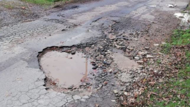 un vecino estallo por un bache que lleva 6 meses en la puerta de su casa