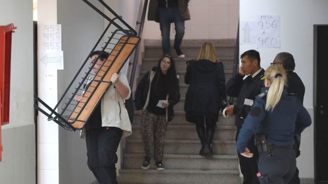 tuvieron que trasladar las mesas por peligro de derrumbe en una escuela de la plata