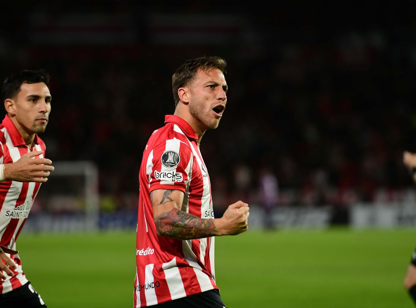 Estudiantes Universidad de Chile Piovi festejo gol.jpg