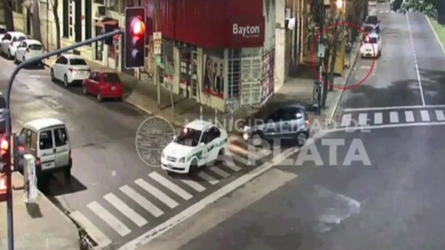 video: se bajo sin pagar del taxi, corrio y quiso subirse a otro, pero lo atraparon