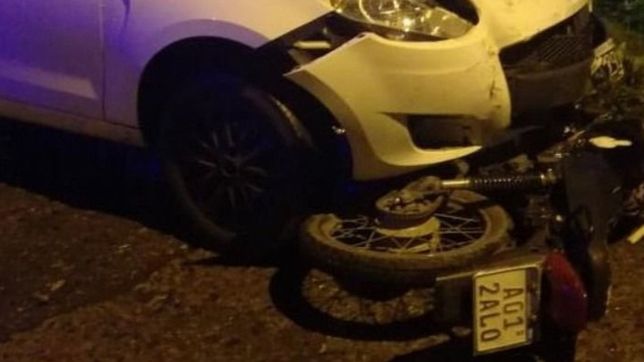 tremendo choque en berisso: un joven en moto fue embestido por un auto y termino internado