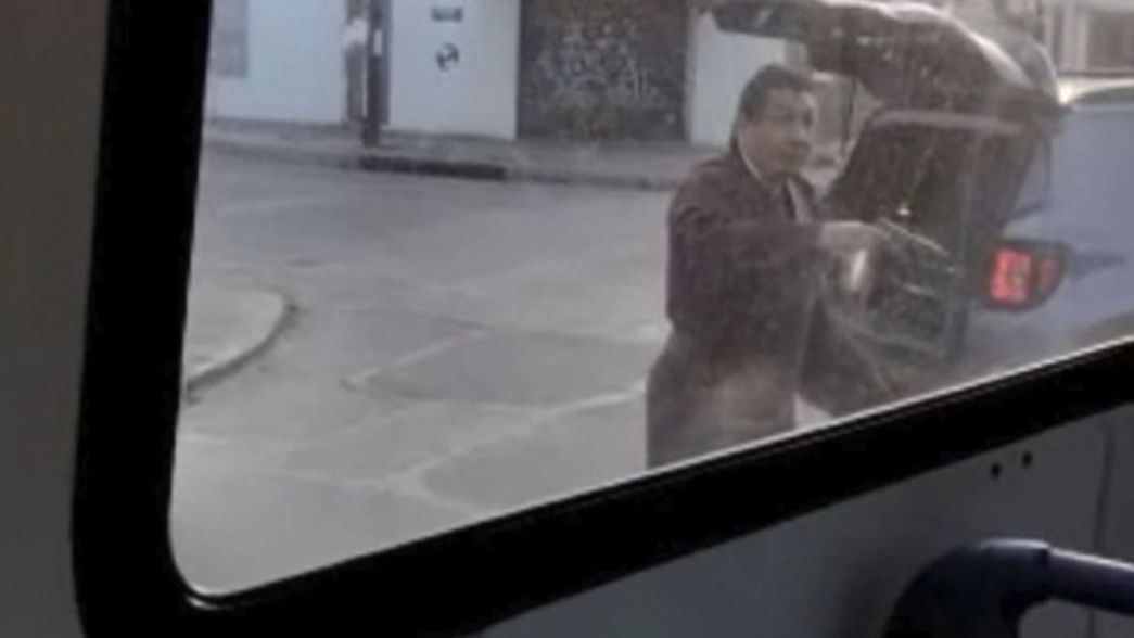 VIDEO: Encañonaron a un chofer de micro y los pasajeros terminaron cuerpo a tierra