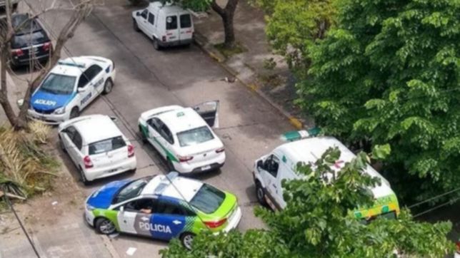 un taxista discutio con dos motociclistas, lo atacaron a piedrazos y termino en el hospital