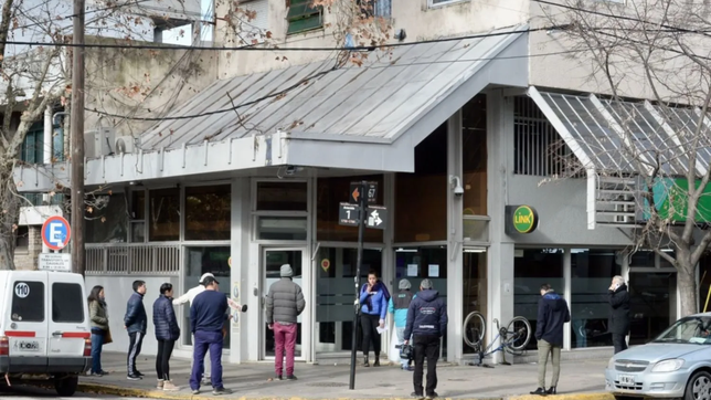 la banda de policias y ladrones dio un fallido golpe al banco provincia va a juicio