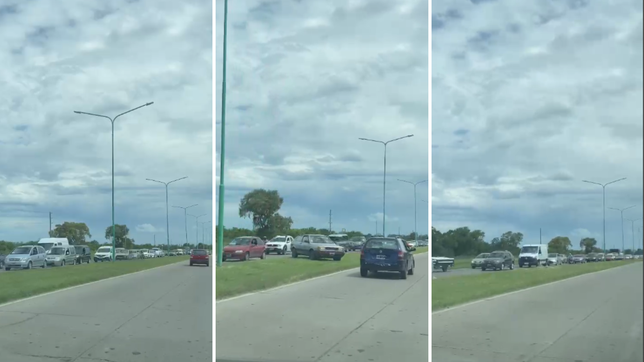 las interminables filas de autos que buscan ingresar a punta lara por diagonal 74