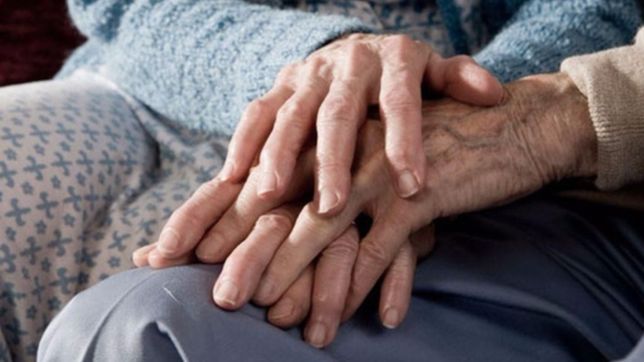 se hicieron pasar por operarios de absa y le robaron los ahorros a una pareja de abuelos