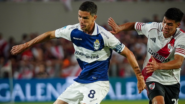 gimnasia nunca encontro el partido, fue superado por river y perdio en el monumental