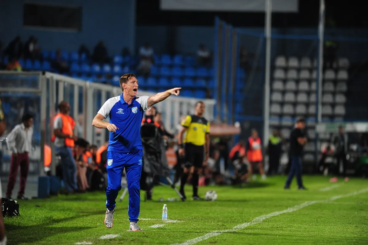 Facundo Sava, ex técnico y jugador de Gimnasia, dirigiendo al Decano tucumano.