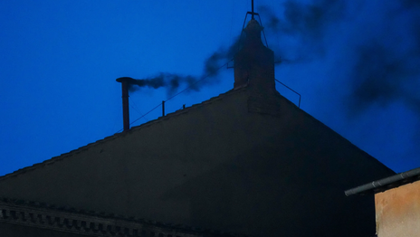 Hubo fumata negra en el Vaticano y por ahora no hay sucesor del papa Francisco