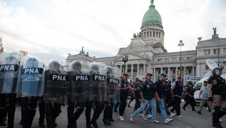 La Ley de Tierras se trata en el Senado en medio de una fuerte movilización al Congreso