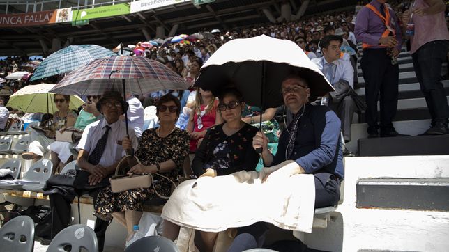 los testigos de jehova cumplen 100 anos en argentina contribuyendo con educacion biblica y ayuda comunitaria
