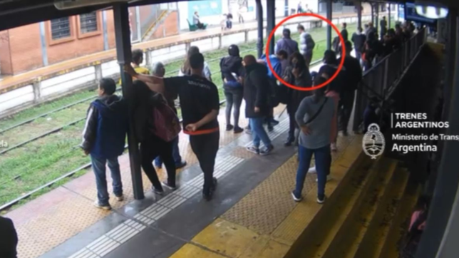 video: asi fue como el agente del spb rescato a un hombre en las vias del tren roca