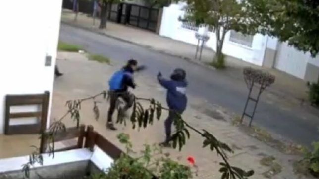 video: motochorros golpearon y asaltaron a un joven a plena luz del dia en la plata