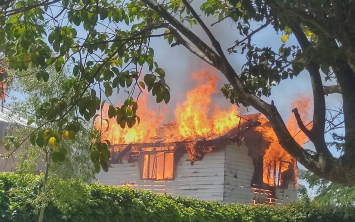 El momento en que las llamas tomaron la parte superiro de la casa que qeudó totalmente destuida por el fuego