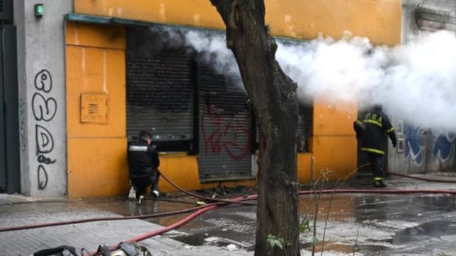 un barrio convulsionado por el incendio en un local cerrado