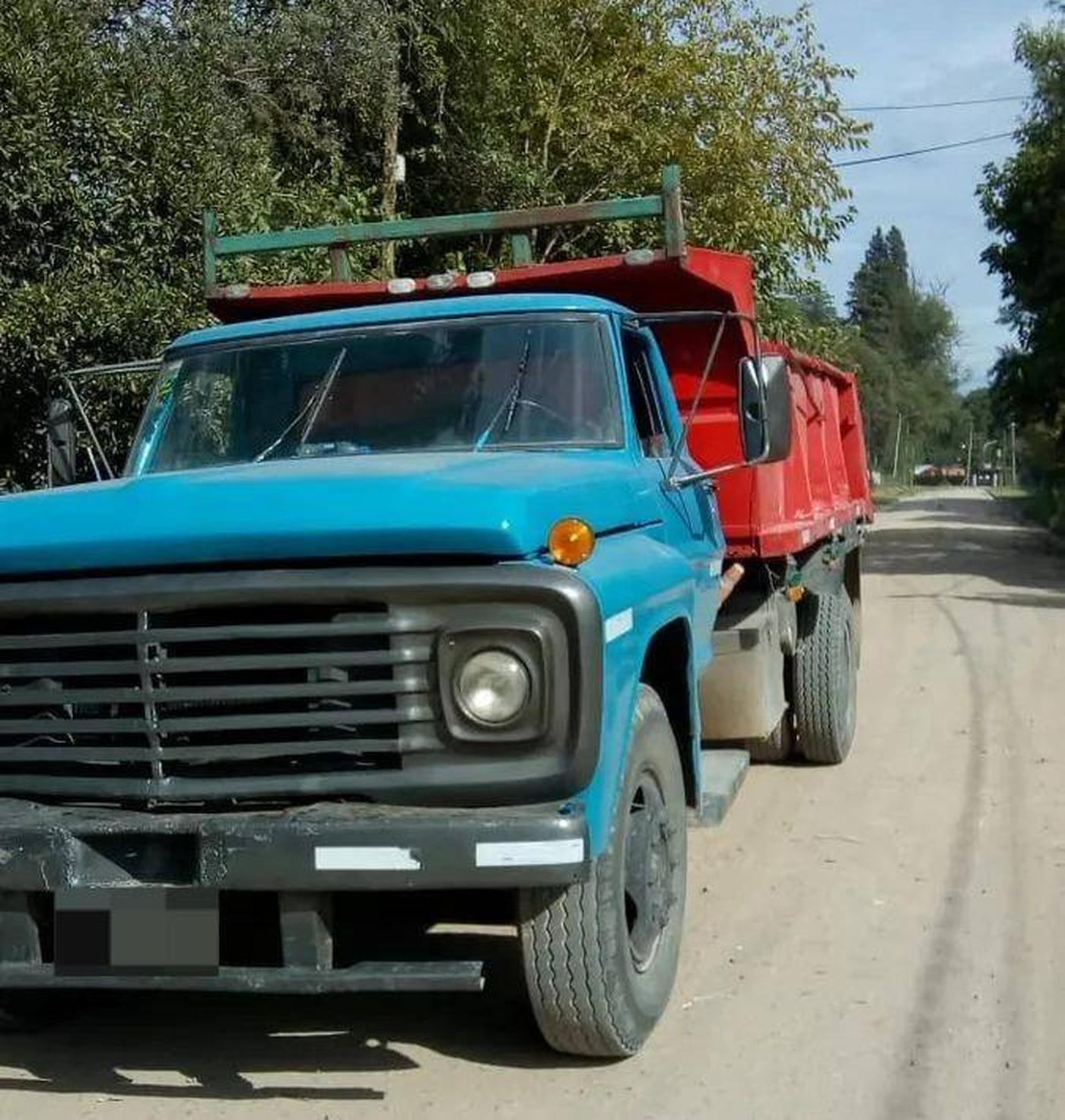 El camionero se detuvo en una calle ubicada al sur de La Plata y dos motochorros le robaron una millonaria suma