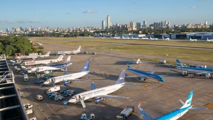 Los increíbles precios que ofrece una empresa aérea estatal para viajar a la costa